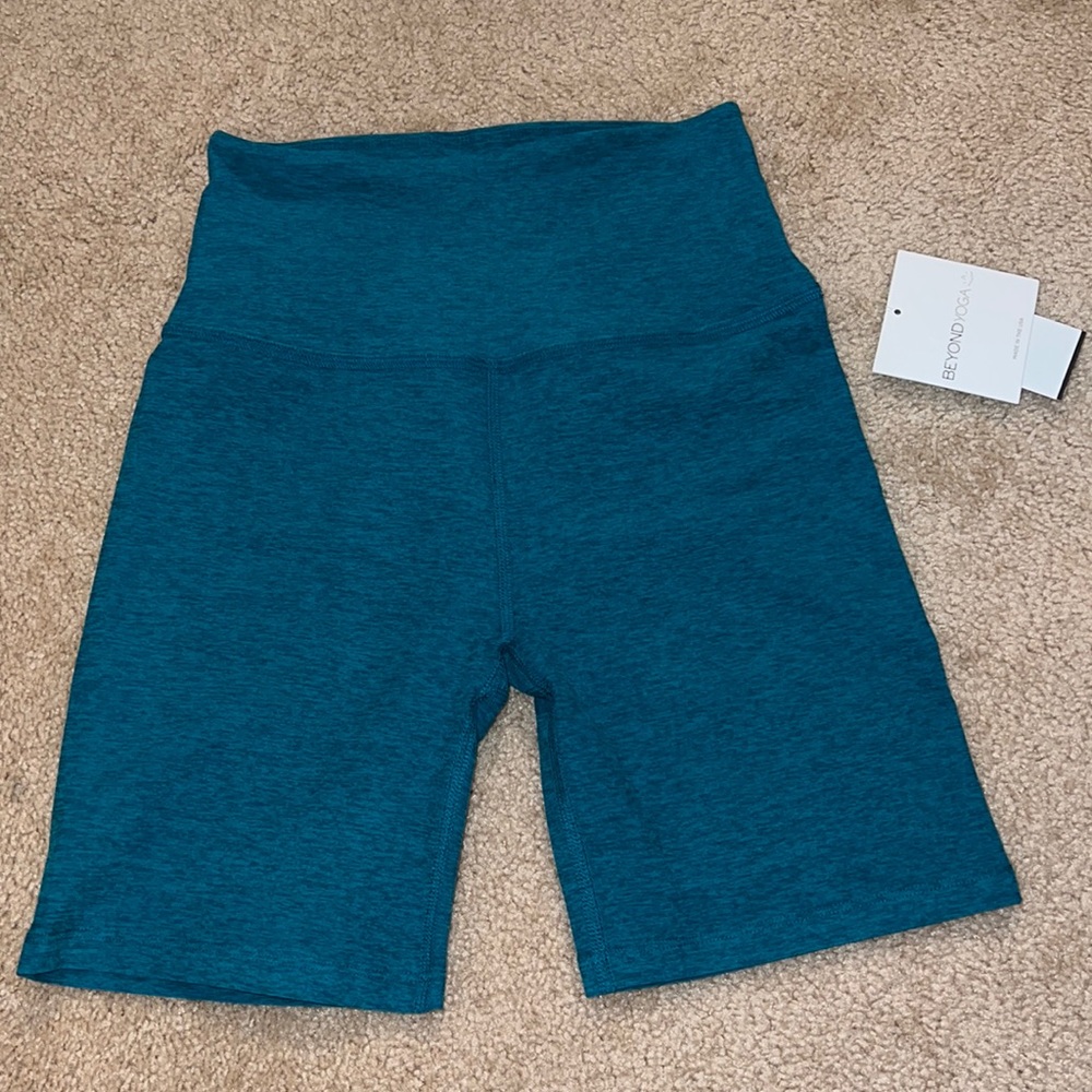 Beyond Yoga space dye 6” biker short high rise